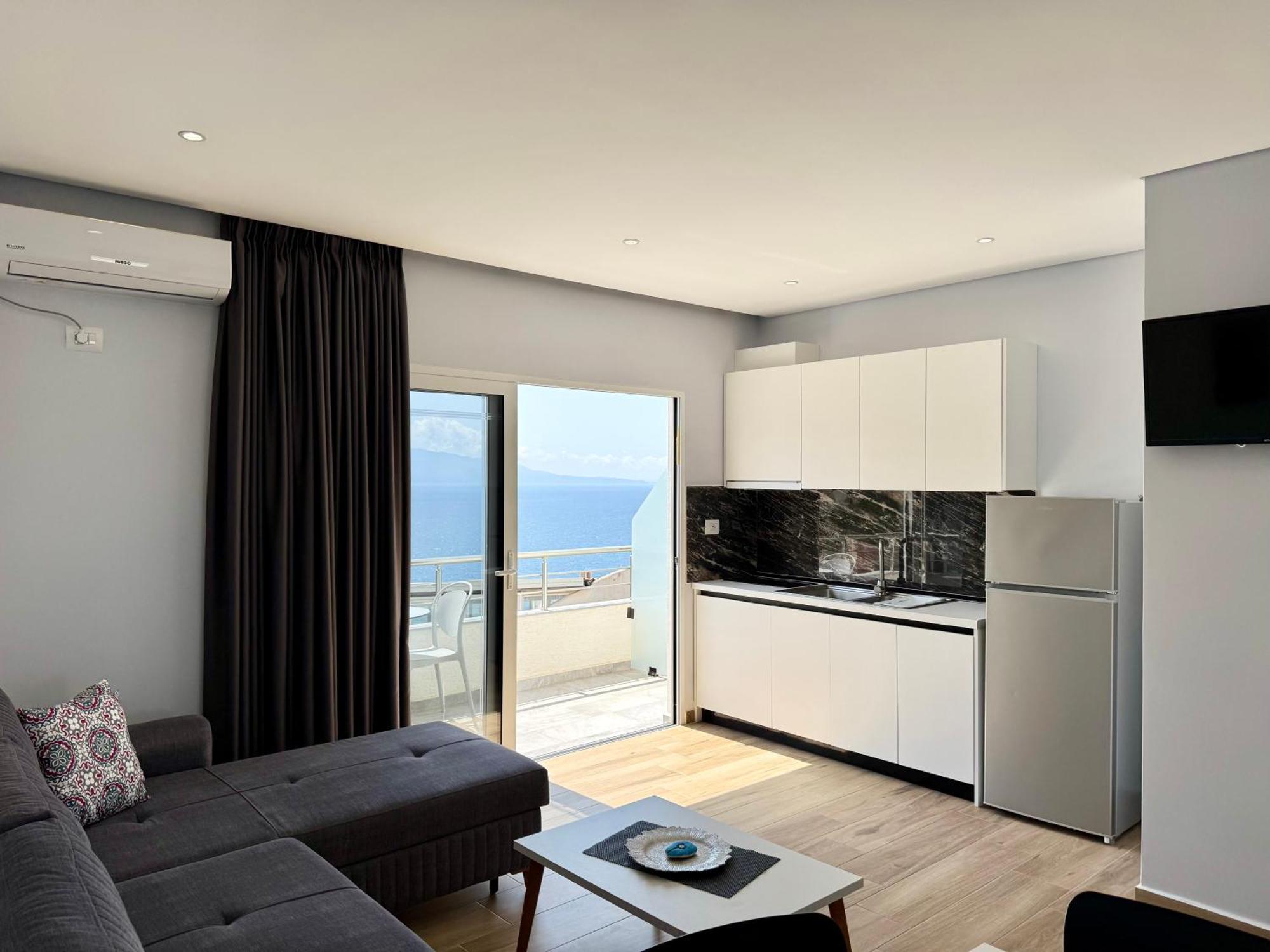 Gjoka Apartments, In Front Of Bougainville Bay Sarande Exterior photo